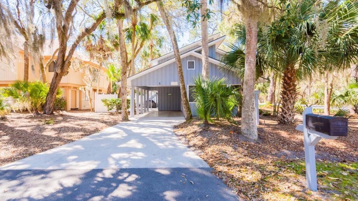 2 Bayberry Lane - 3 Bedroom 4th row home, Short Walk to Beach!