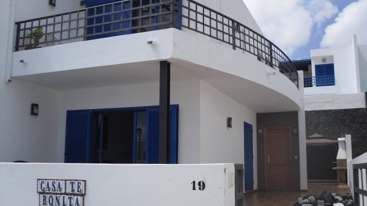 2 bed 3 bath villa Sleeps 6 with private pool. Close to Sea/Bars & Restaurants