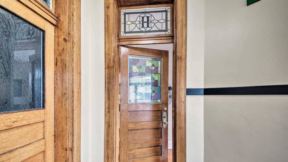 2 bedroom downtown condo / walking distance to attractions, Free on-site parking