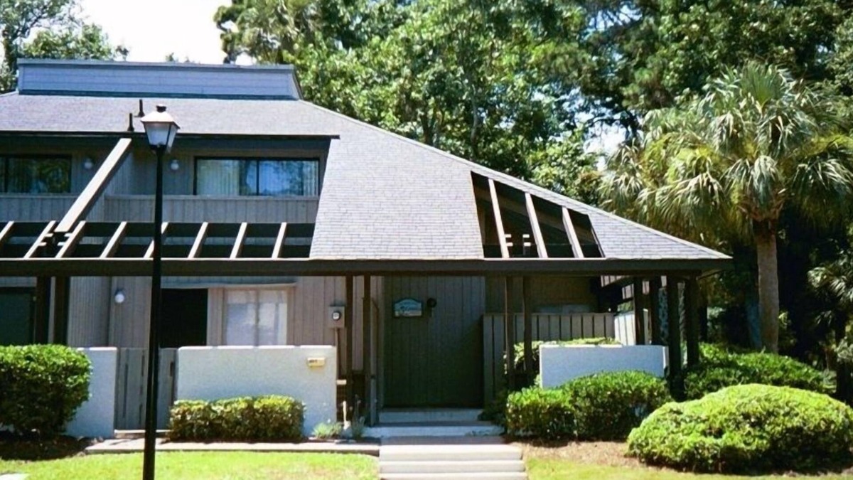 201 Tennismaster, Beautifully Remodeled End Unit with Pool View!