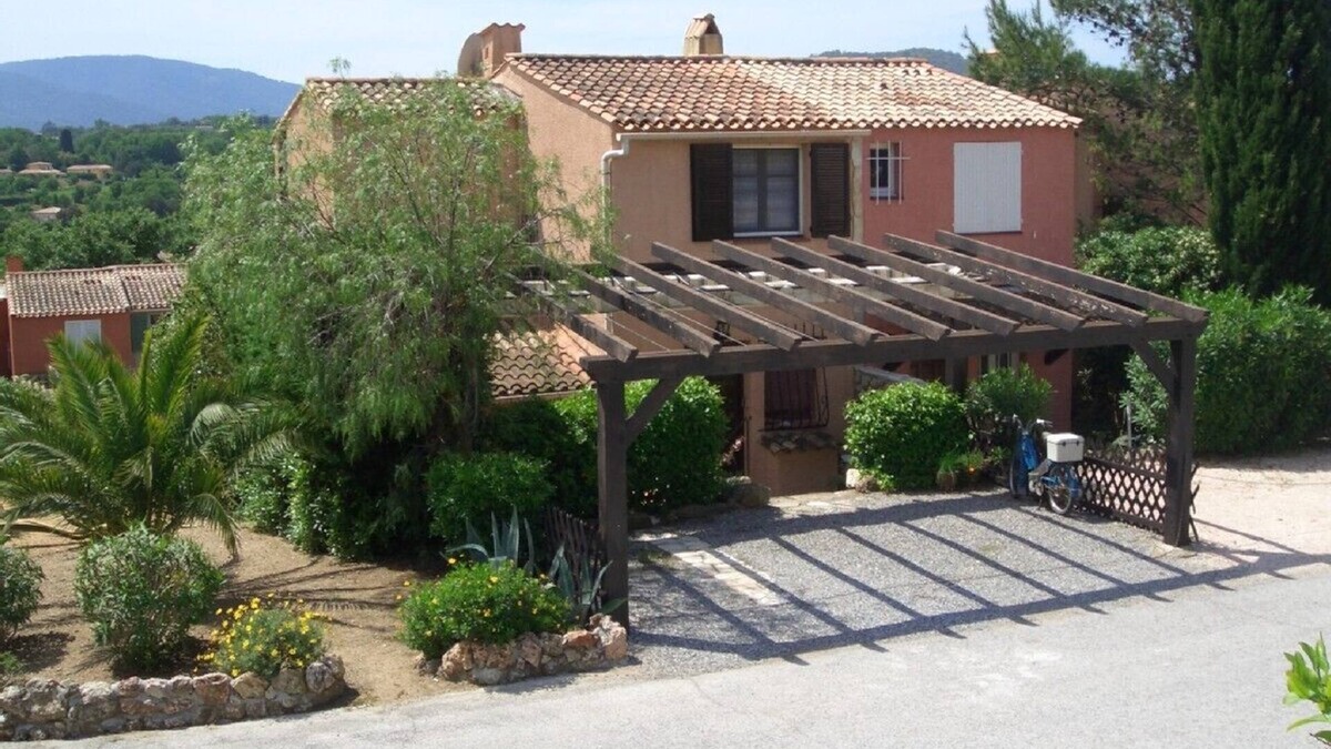3 bedroom, child-friendly house, sleeps 6 (up to 4 adults), large shared pool