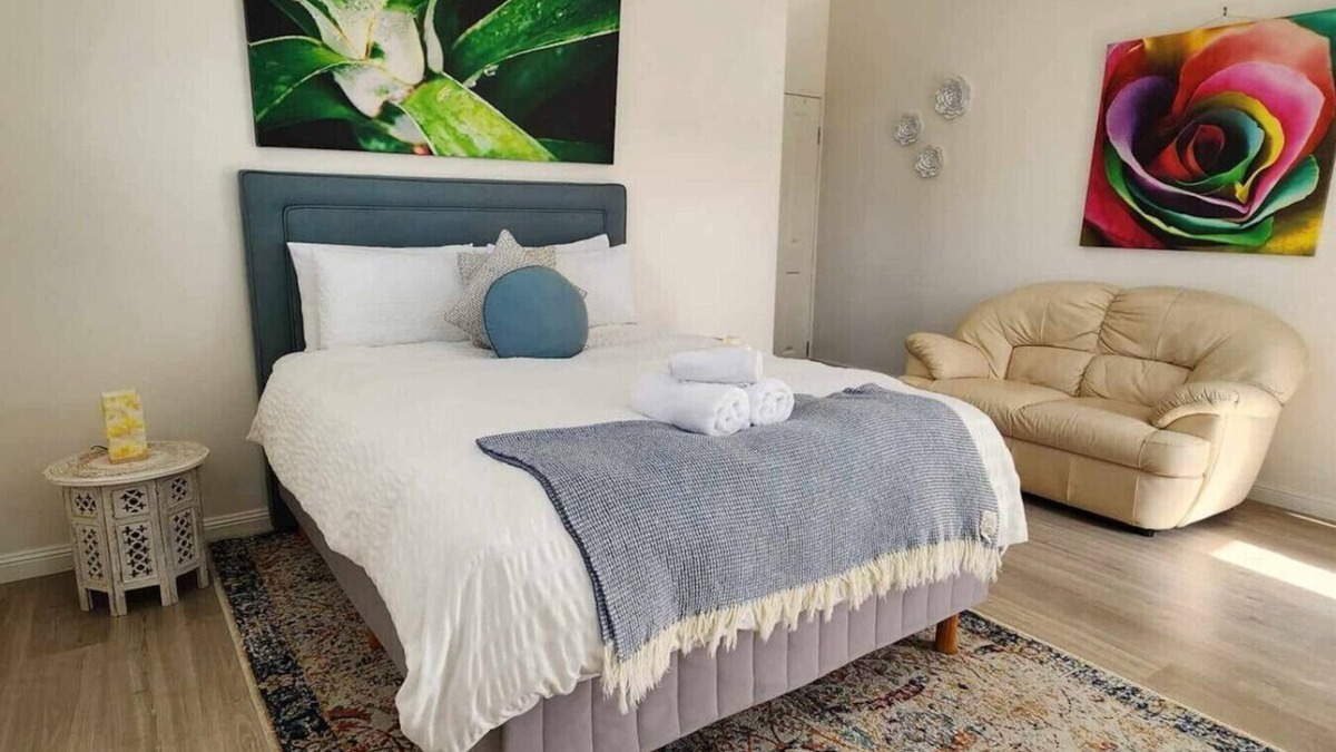 36B: 1BR Retreat, short walk to hospital + parking