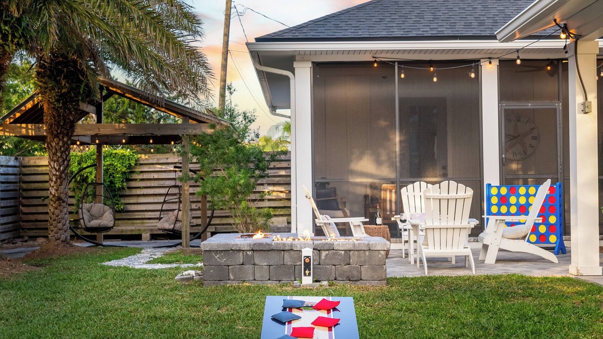 4 Min Walk to Beach~Golf Sim~Hot Tub~Private Backyard~Fire Pit~Outdoor Shower