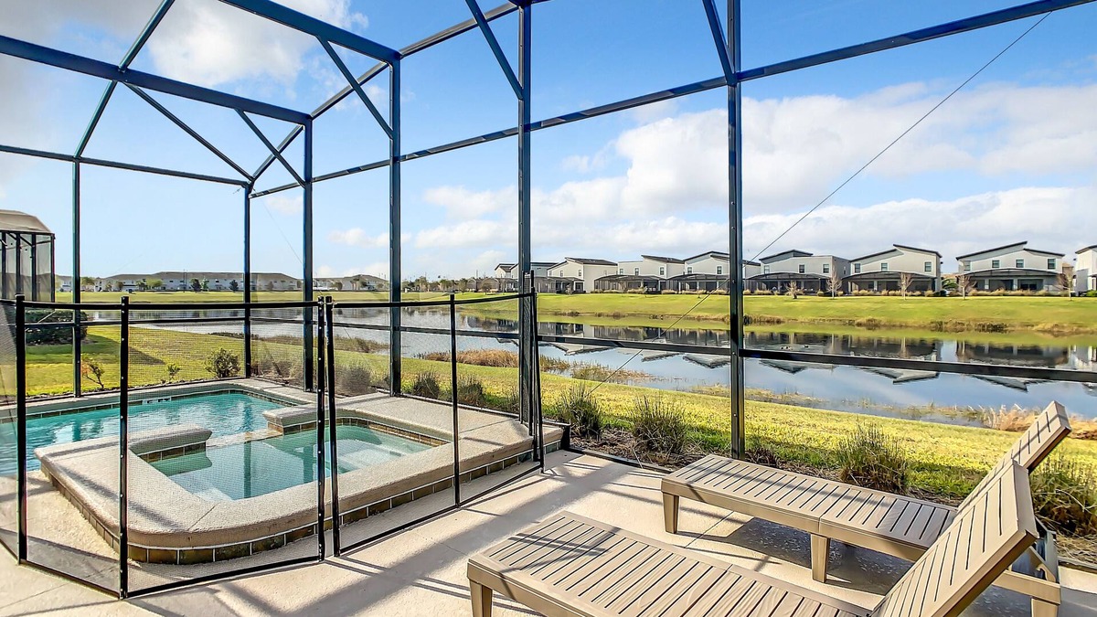 4781 - 5 Bedroom Pool Home Overlooking Pond - Storey Lake Under 10 Min to Disney