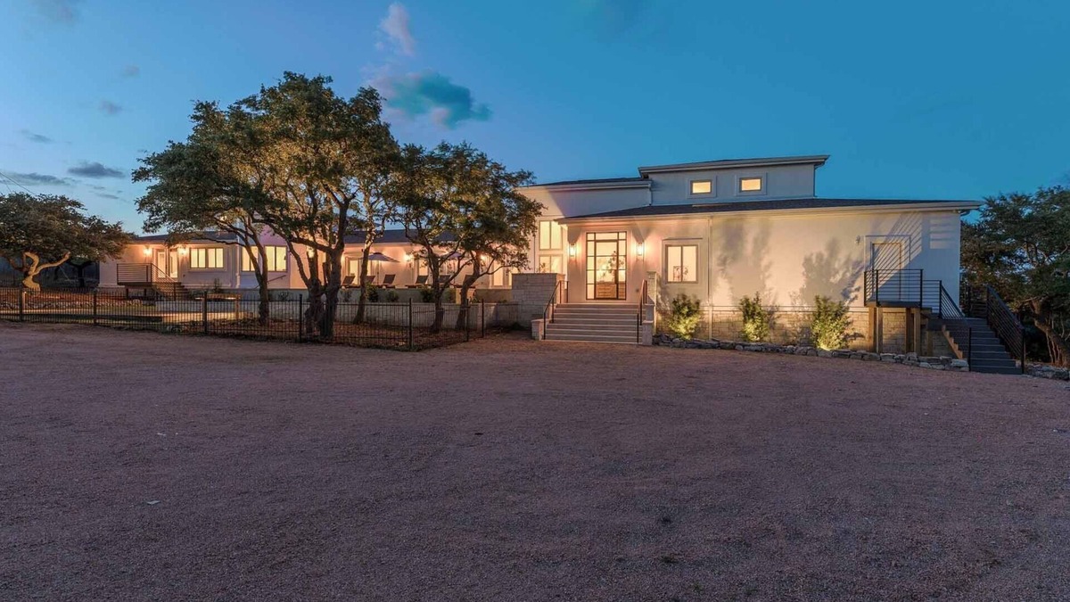 9000 Sqft Estate/Pickleball/Basketball/Pool/HotTub/9 Bdrm/8 Bath/23Beds/Sleeps35