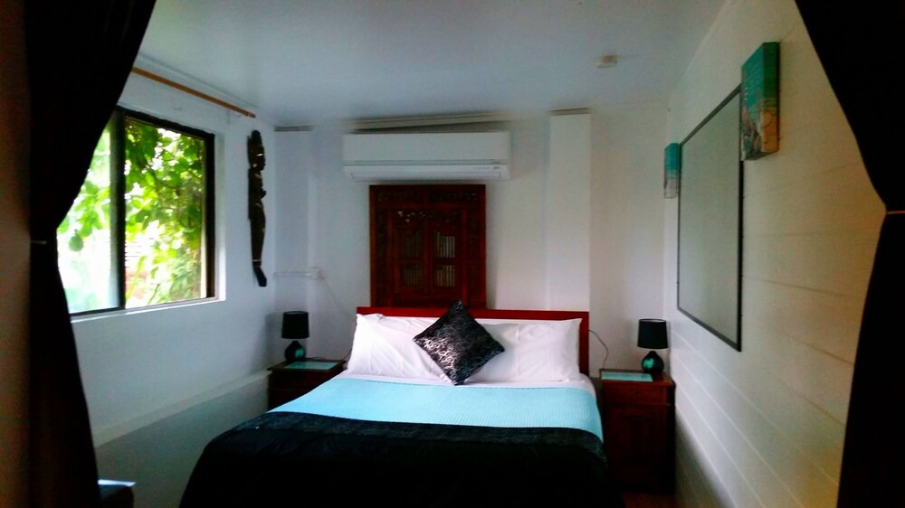 The Cove Oceanfront Getaway Combo - Apartment and Studio pet friendly