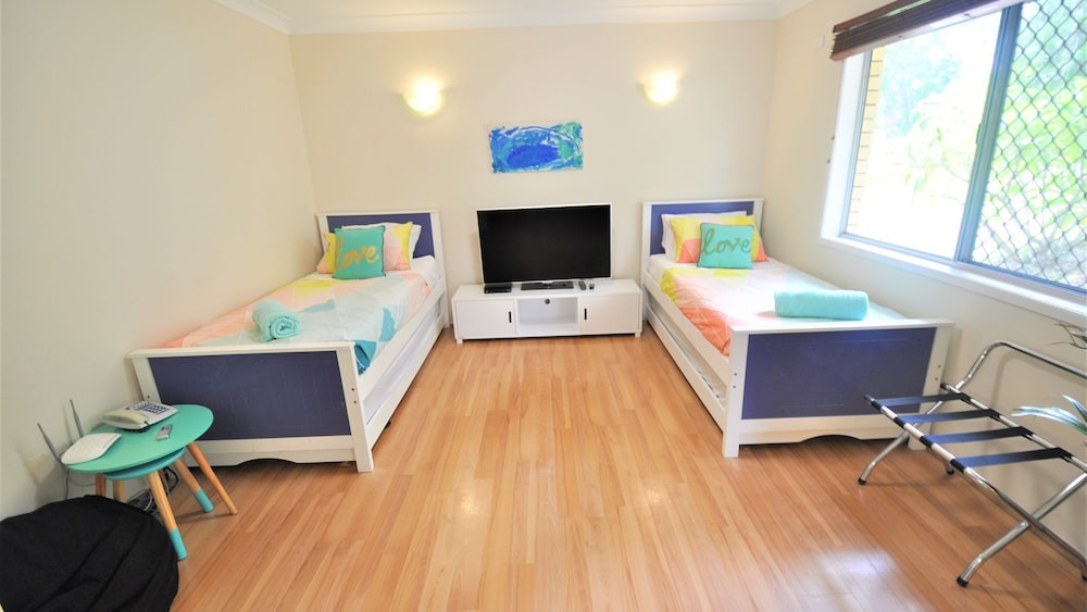 180 degree WATER Views of Moreton Bay & Brisbane CBD! Nature & Stunning Sunsets!
