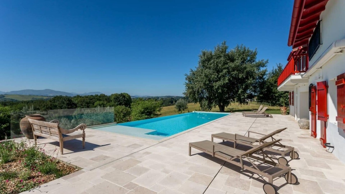 Basque Country │Magnificent villa · 7 suites · View on the Pyrenees · Pool
