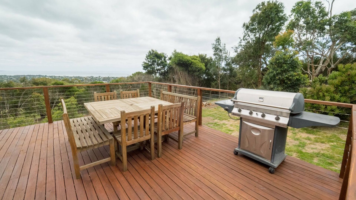 Bayview Cottage : adjacent golf course and state forest. Excellent views.