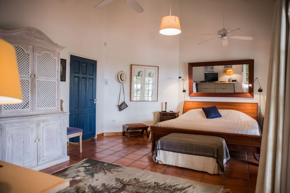 St James beautiful unique 4 bedroom villa,infinity pool and panoramic sea view