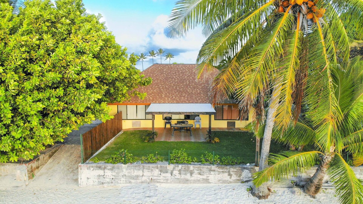Beautiful Beach House on famous Matira Beach!