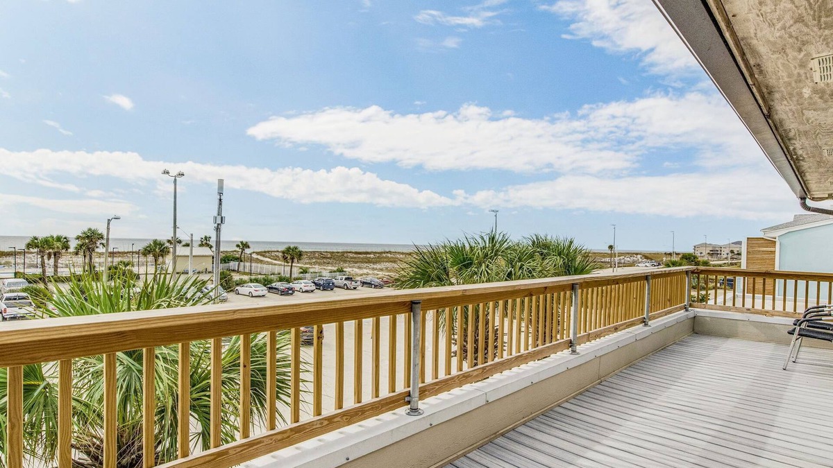 Beautiful Condo Atop Peg Leg Pete's Oyster Bar