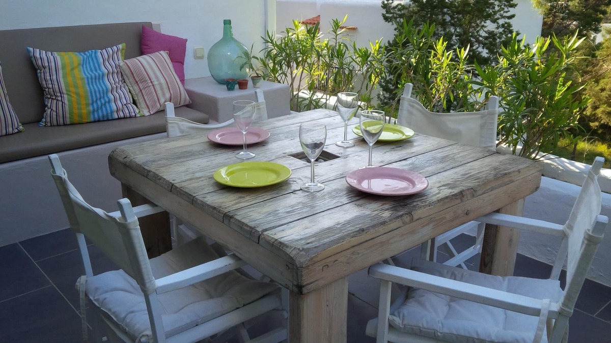 Beautiful apartment with large terrace, walking distance to beach