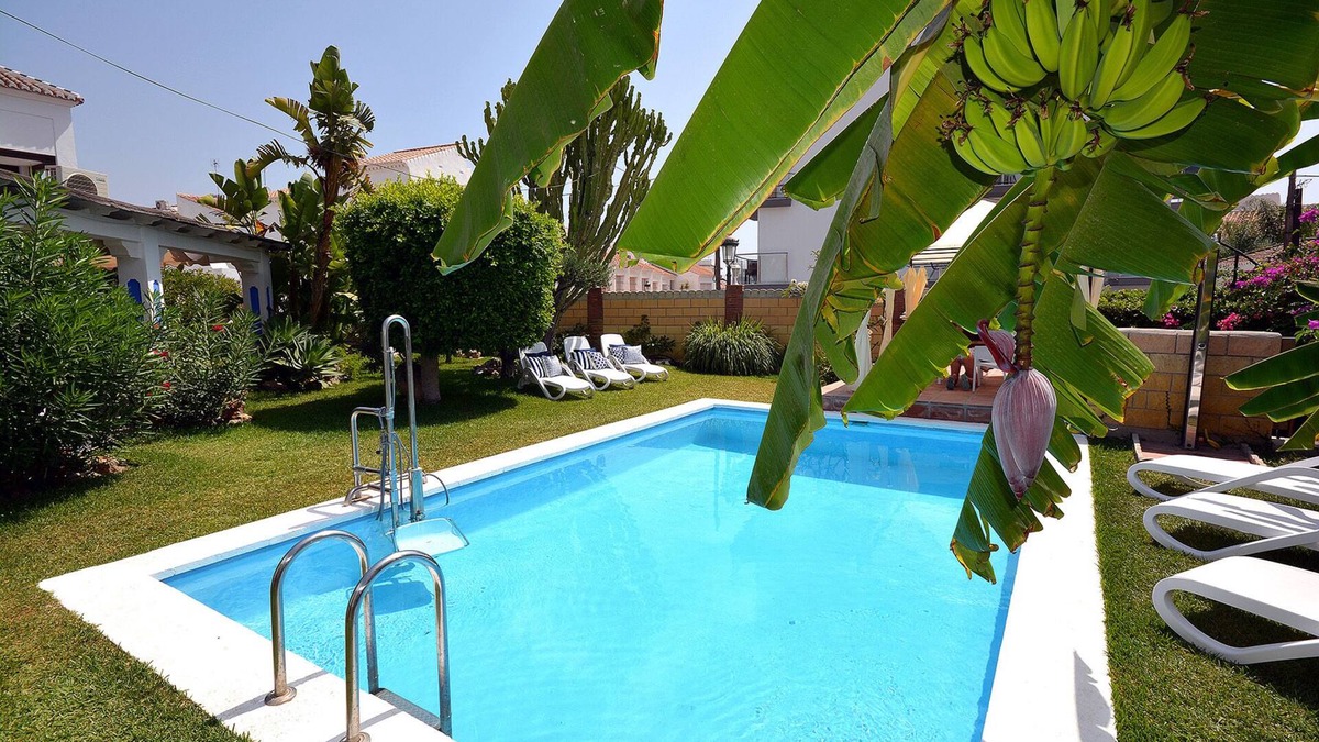 Beautiful family villa - 300 Mts from Burriana Beach. Private pool & garden