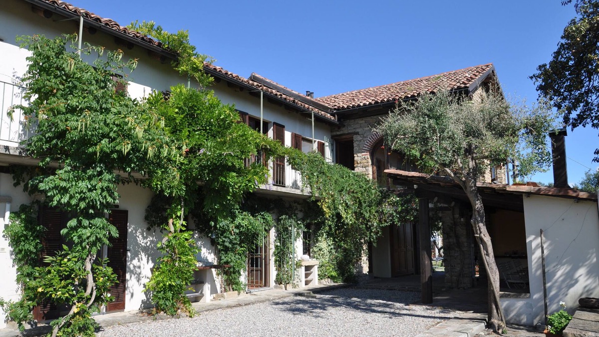 Beautiful farmhouse in Loazzolo, Piedmont, with private pool and panoramic views