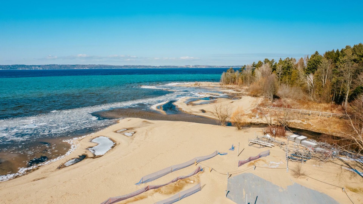 Beautiful full bay views! On Grand Traverse Bay minutes from Traverse City!