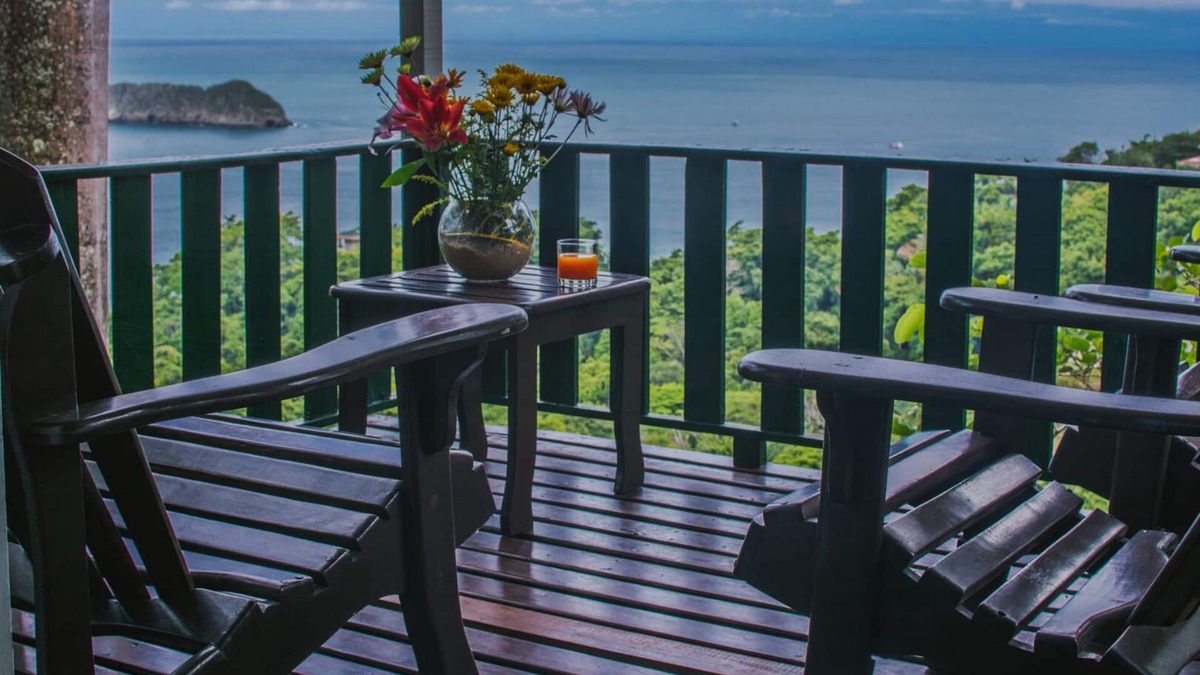 Beautiful House with 3 decks & Panoramic Ocean Views!