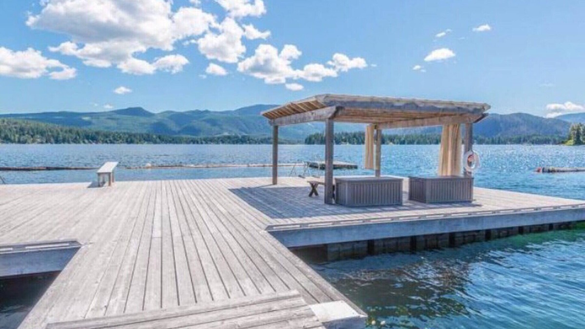Beautiful lakefront townhouse on Sproat Lake