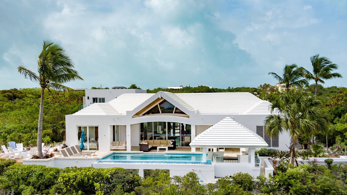 Beautiful OCEAN FRONT, POOL Villa walk or drive to GRACE BAY BEACH Turtle Ridge