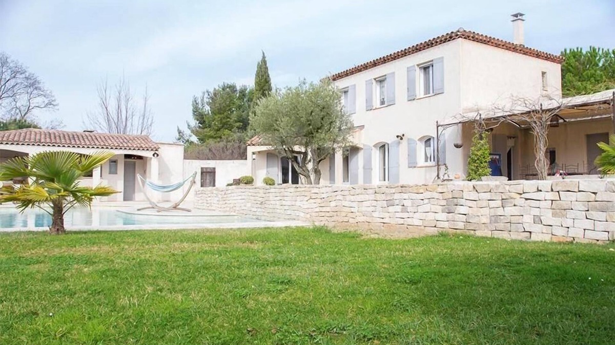 Beautiful villa, swimming pool and pool house 10 minutes from downtown Aix en Provence
