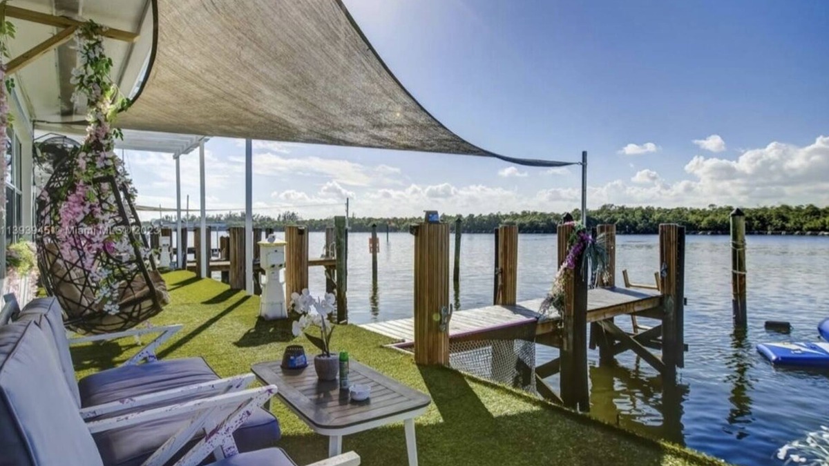 Beautiful Waterfront Getaway