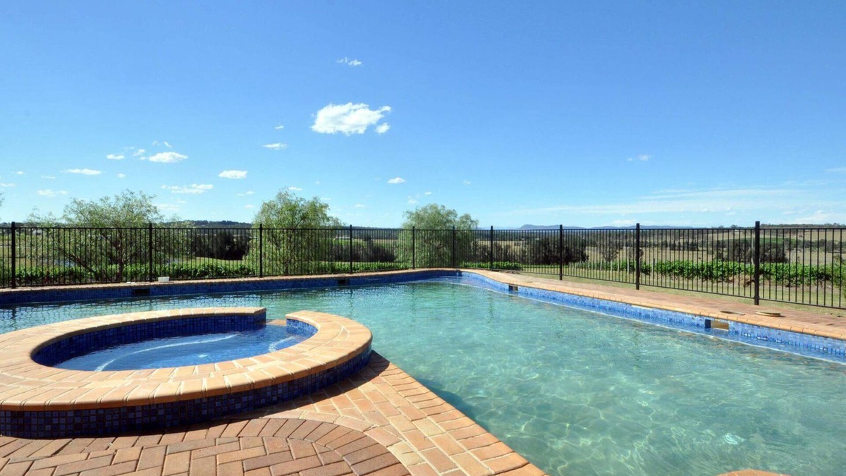 Beggars Bridge Vineyard Homestead w/pool + wifi + tennis + vineyard