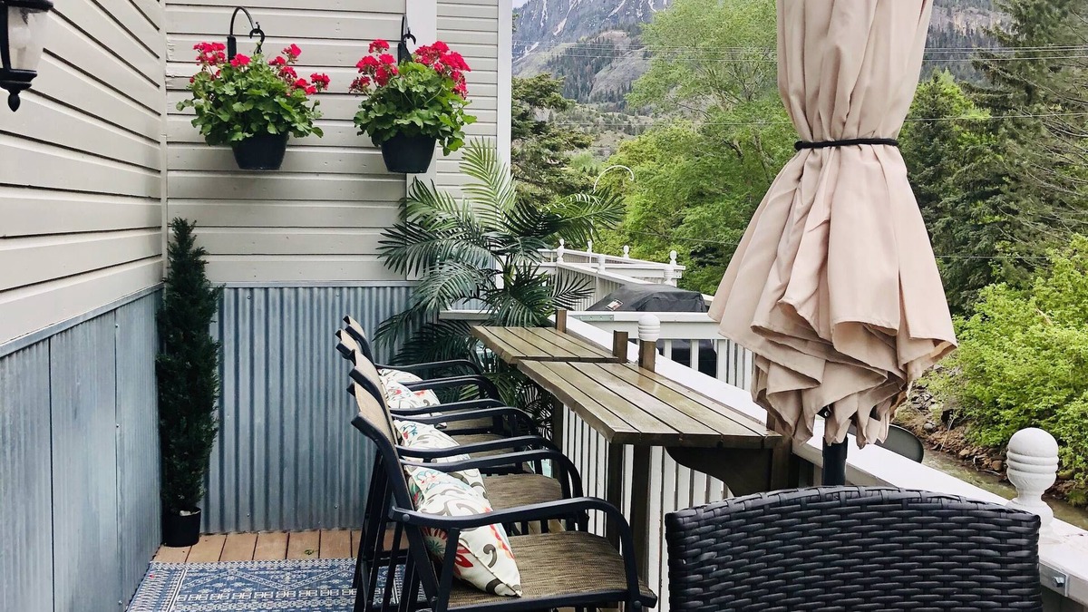 BEST LOCATION! ON THE RIVER, NEXT TO HOT SPRINGS, HIKING TRAILS & TOWN! VIEWS!