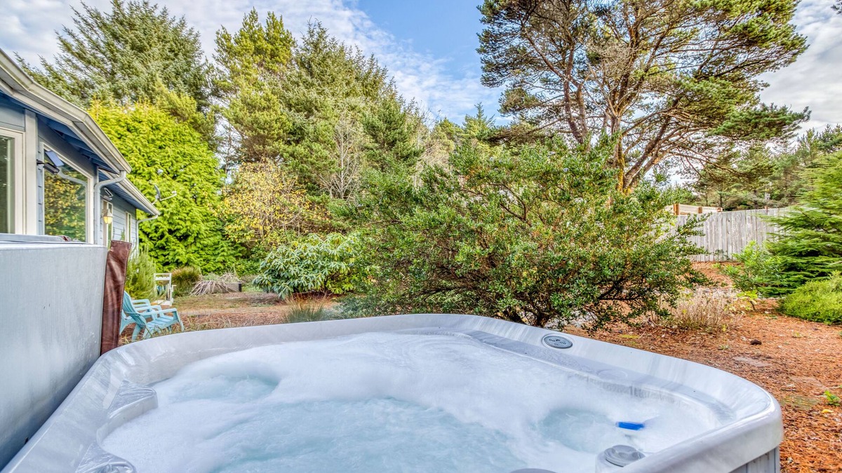 Bright, Clean Single-Level Above Beverly Beach has a Master Suite and Hot Tub!