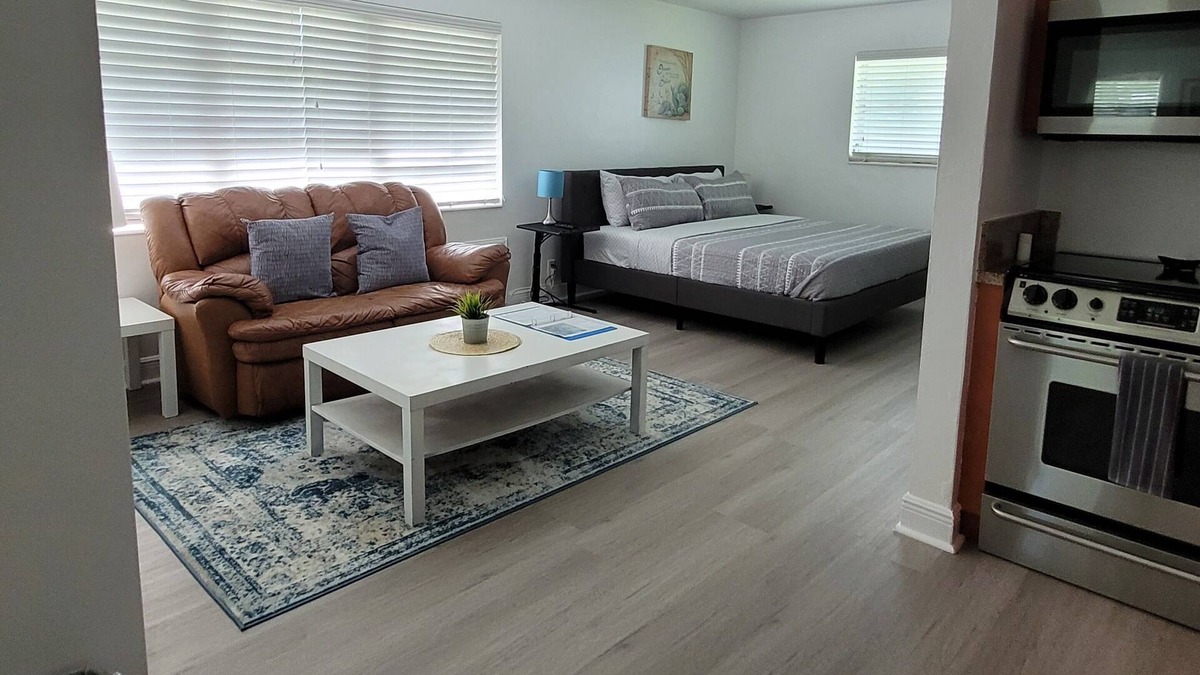Bright Pompano Beach Aparthotel: Poolside Bliss Just Steps from the Shore!