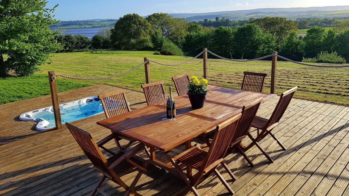 BUNNY BARN: Magnificent views, hot tub, tennis court, 6 acres, wild bunnies.
