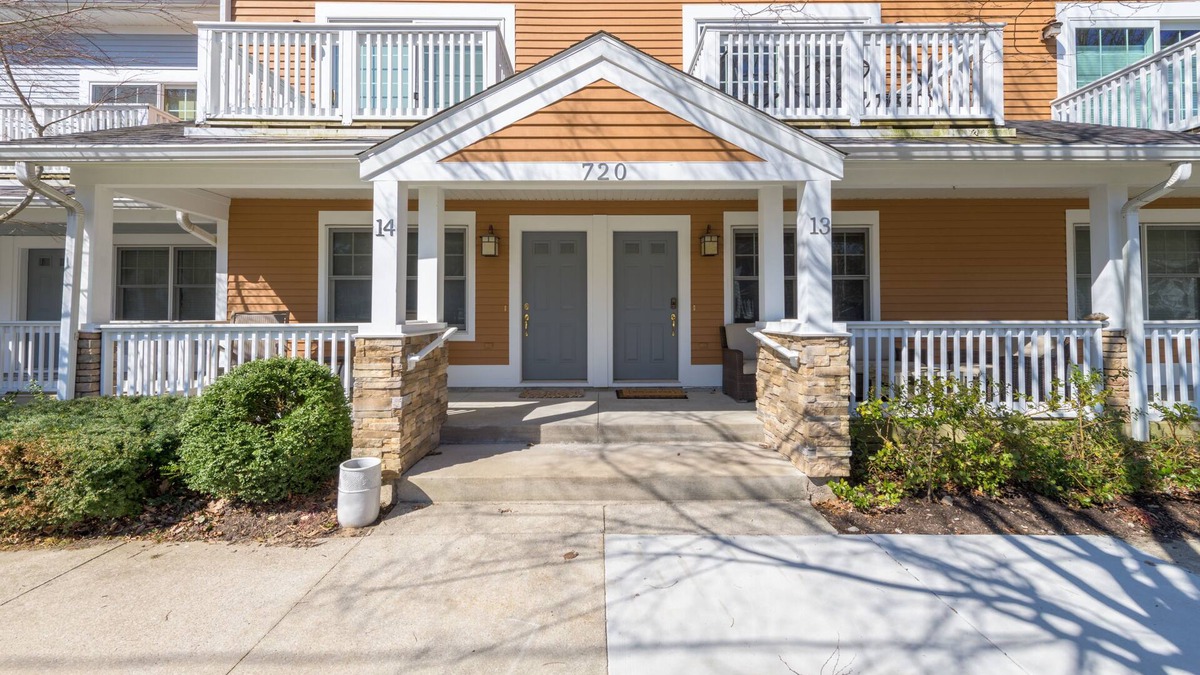 Butler Street Retreat - Recently repainted downtown Saugatuck!