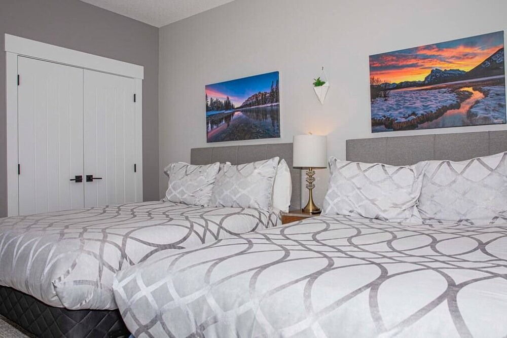 M18 Mountain getaway, within walking distance to downtown Canmore, ideal for large groups