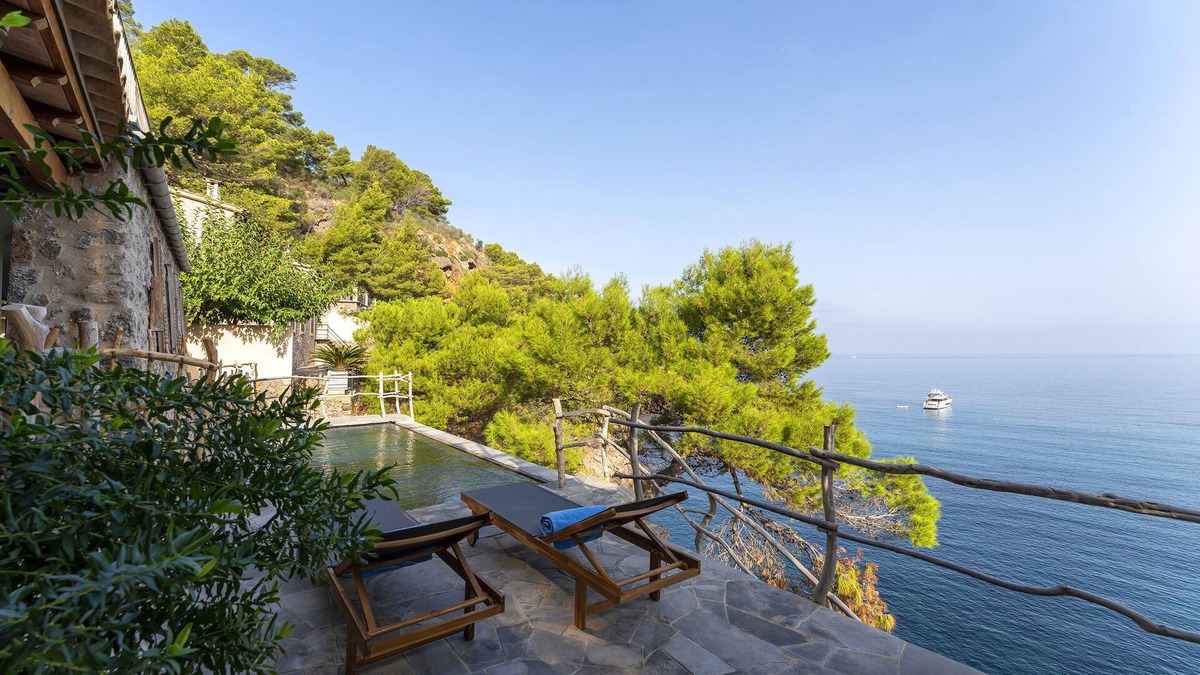 Can Na Julietta, house with private infinity pool and direct access to the sea.
