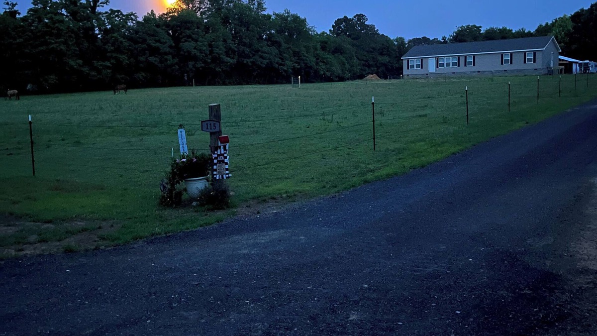 Charming and spacious 4-bedroom farm retreat with horses - Relax and Unwind!