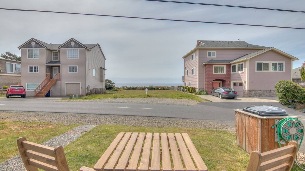 Charming Coastal Cottage w/Ocean View Close to Beach Access & Shopping