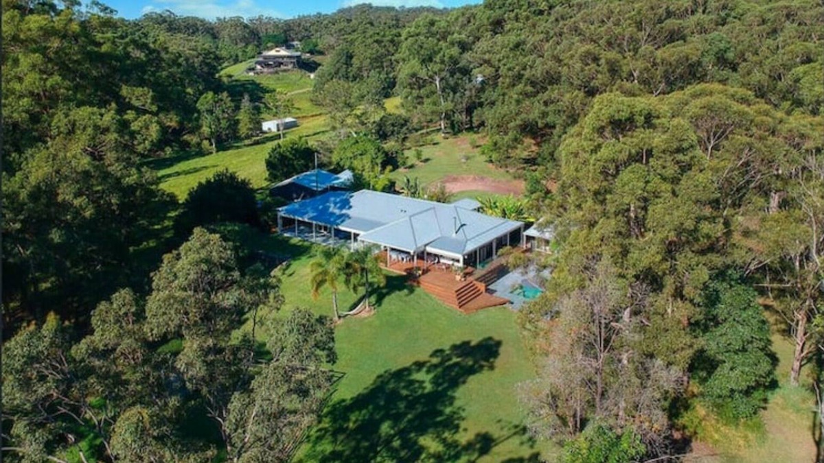 Cheerful 5 Bedroom Luxury home on acreage