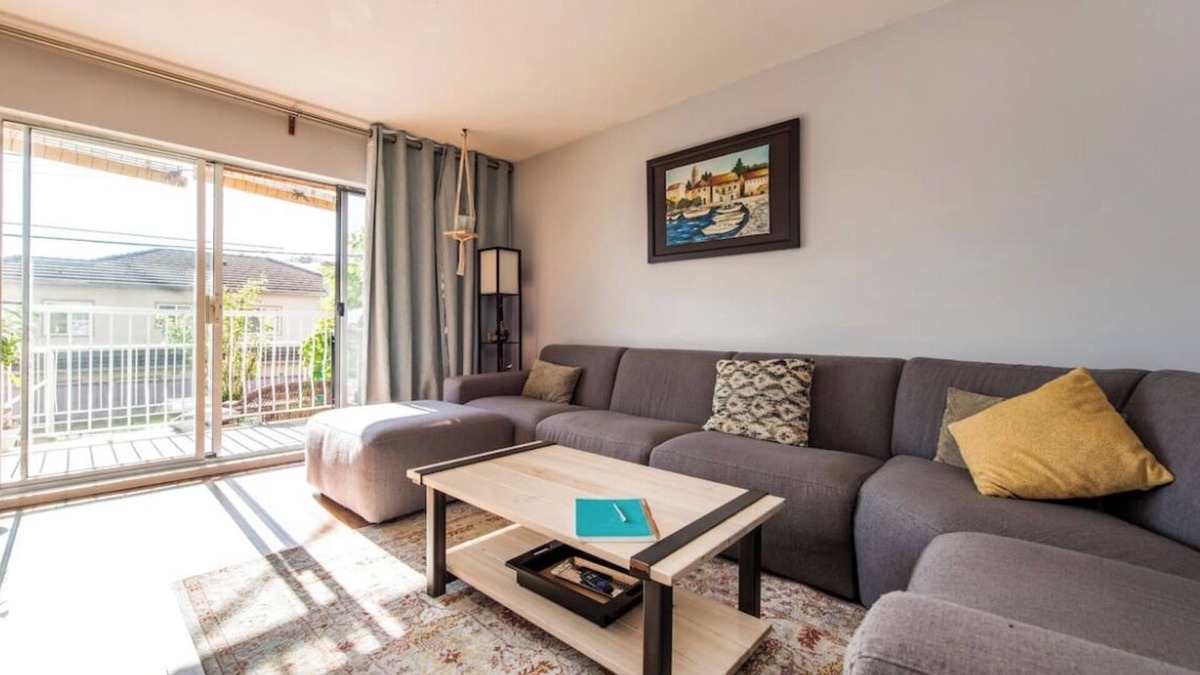 Cheery bright condo with garden space in lively neighborhood