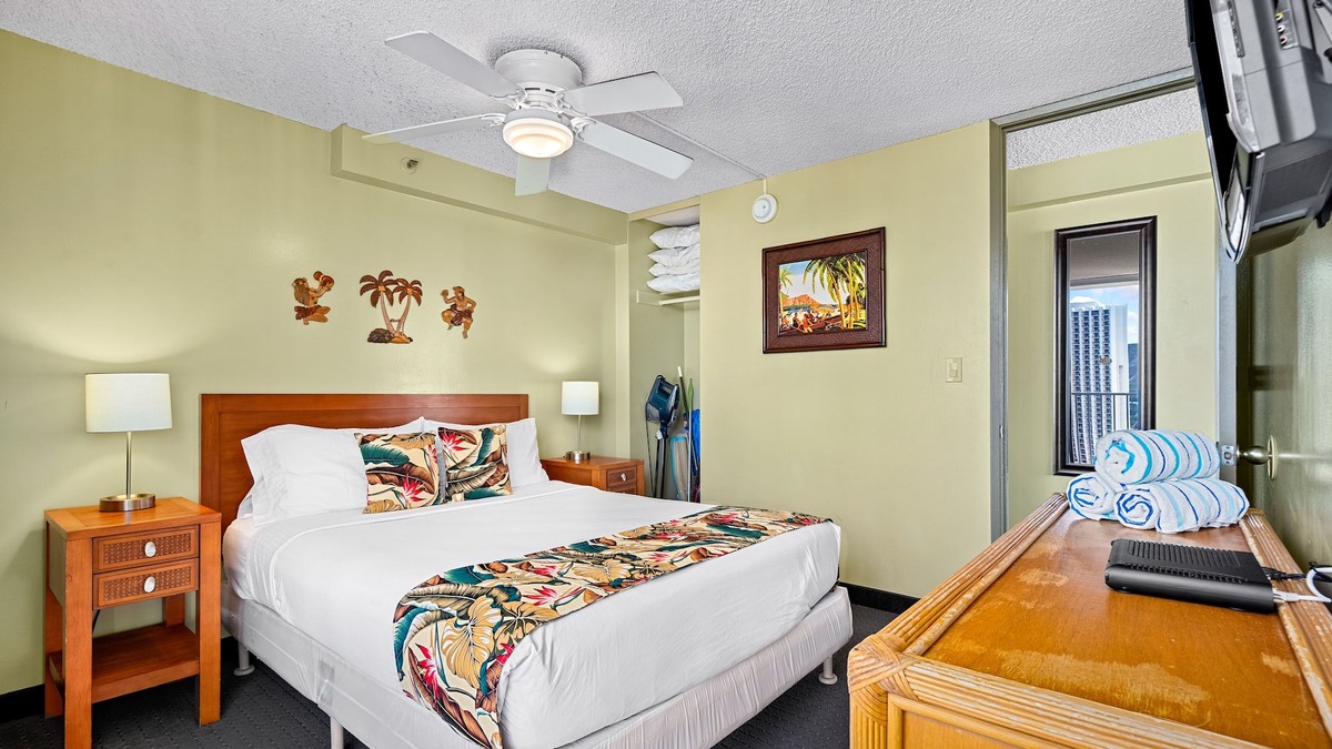 Close to Beach, Gorgeous views & Pool - Sleeps 4 Adults & 2 kids