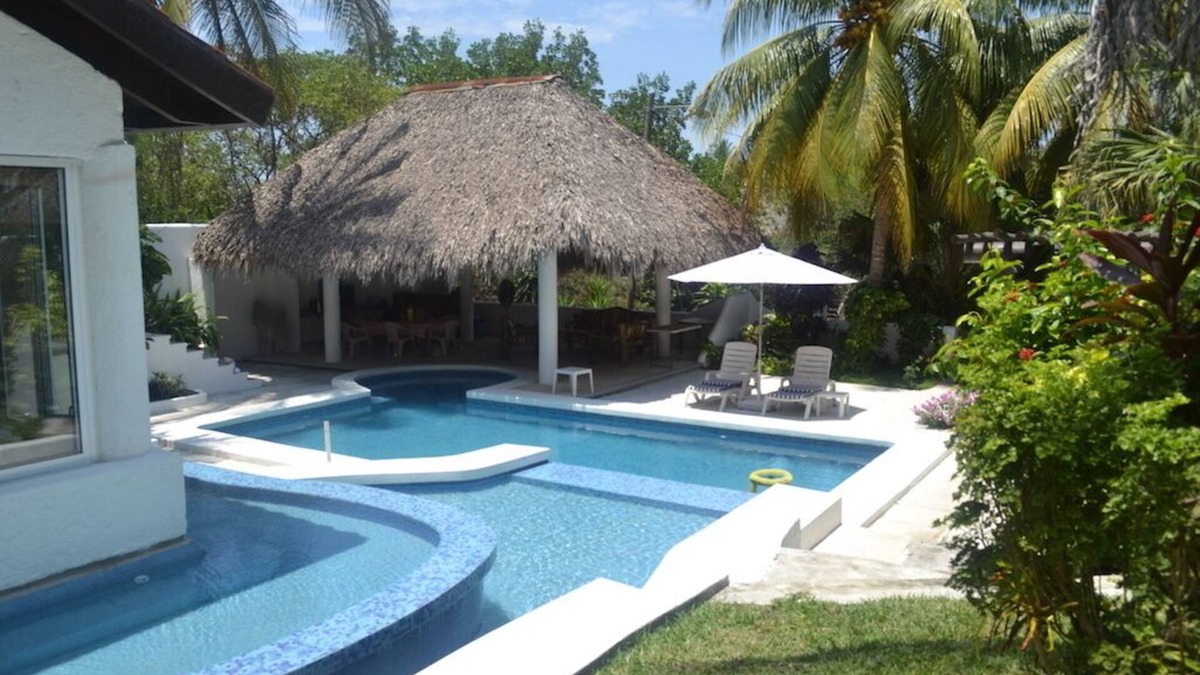 Comfortable 4-Bdrm Villa,Gated,Beach,Pool,A/C, Billiard/Ping Pong, Warm Weather!