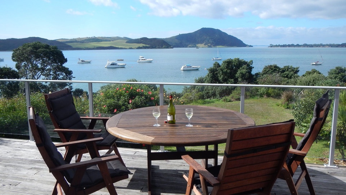 Cosy bach overlooking stunning Houhora harbour