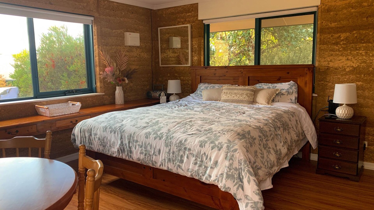 Cosy cottage on rural property 10 minutes from Kyneton's restaurants.