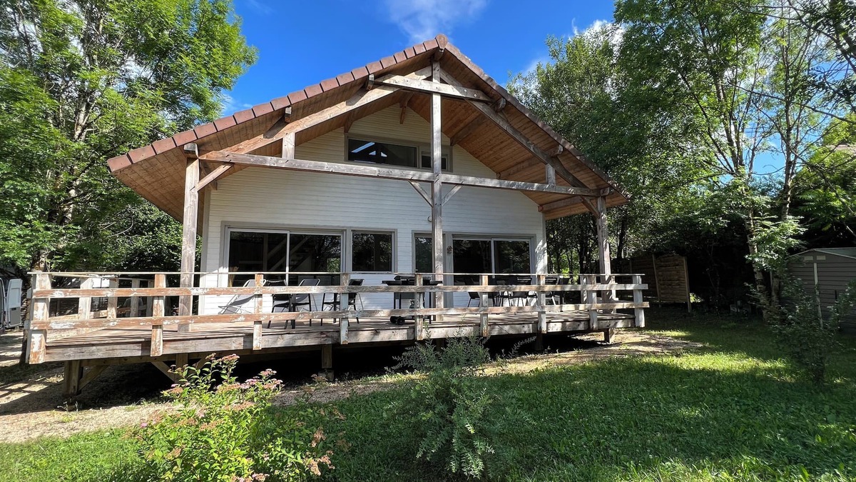 Cottage 6 to 8 people, House wood layout quality. Near lake Bcp of space