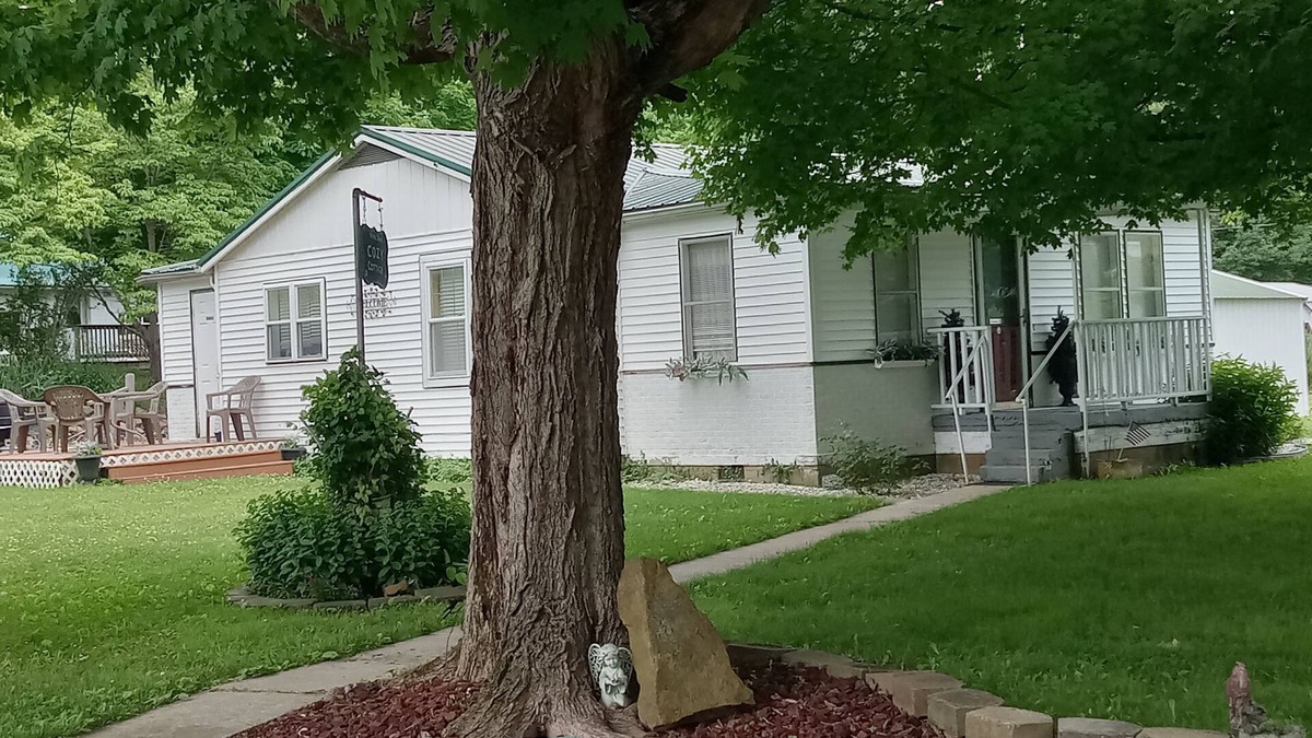 Cottage located IN Crawford Co. , just min. from Patoka Lake! Near Holiday World