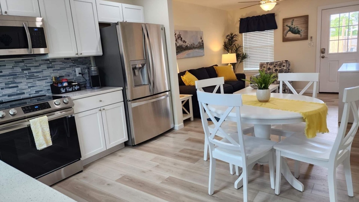 Cottage with awesome outdoor living area 5 minutes to Navarre Beach!