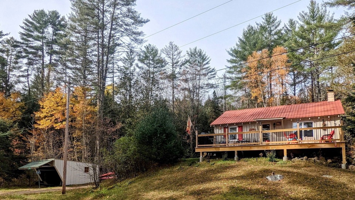 Cozy Adirondack Cabin w/Deck [~15 minutes to Gore Mountain]