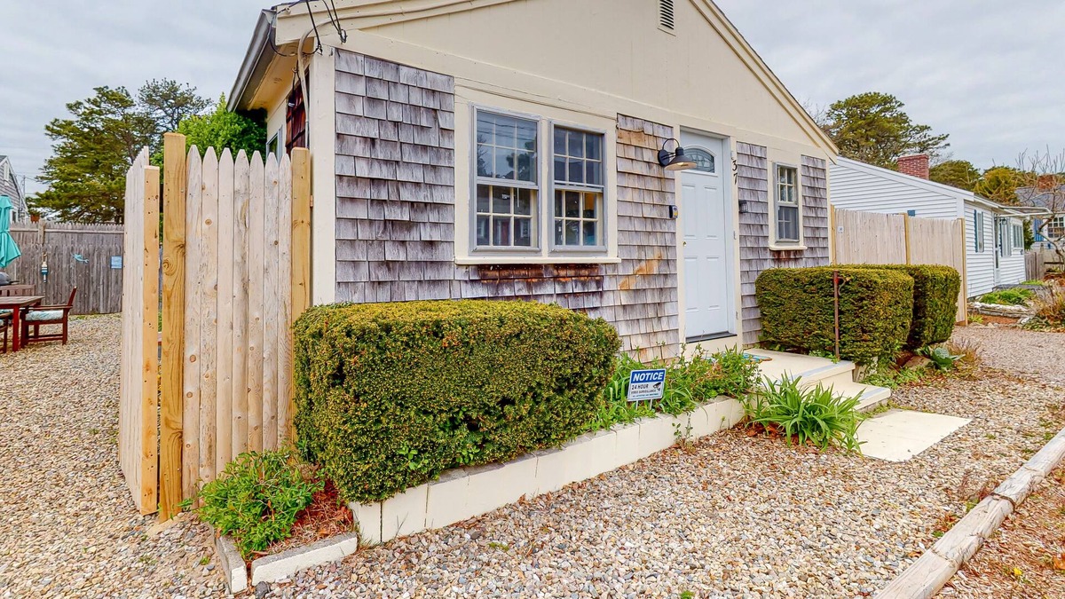 Cozy Cape cottage with fenced yard, grill, & WiFi - near beaches & attractions