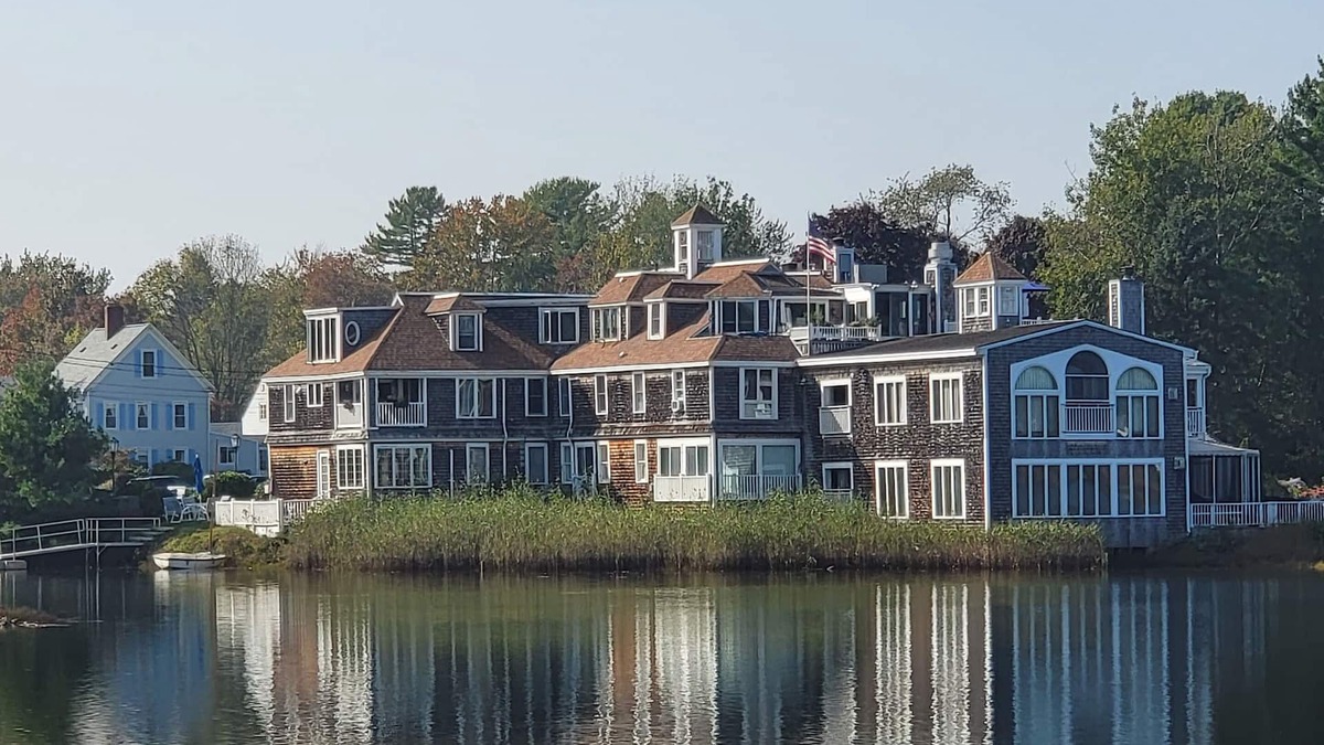 Cozy condo with harbor views. Walk to Dock Square and Beach.