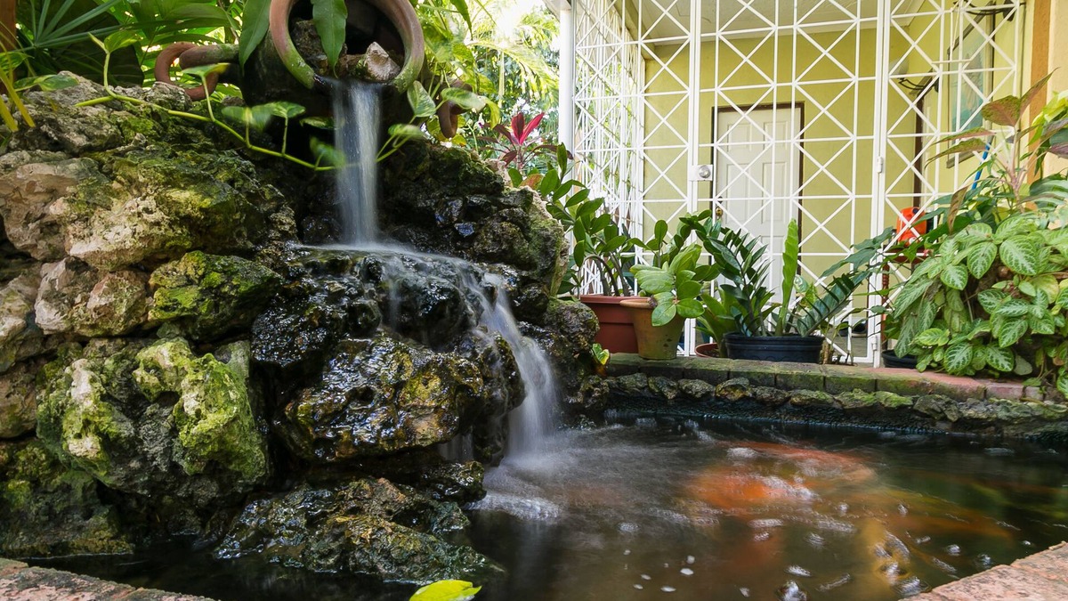 Cozy Garden Suite near Sovereign On The Boulevard, Red Hills
