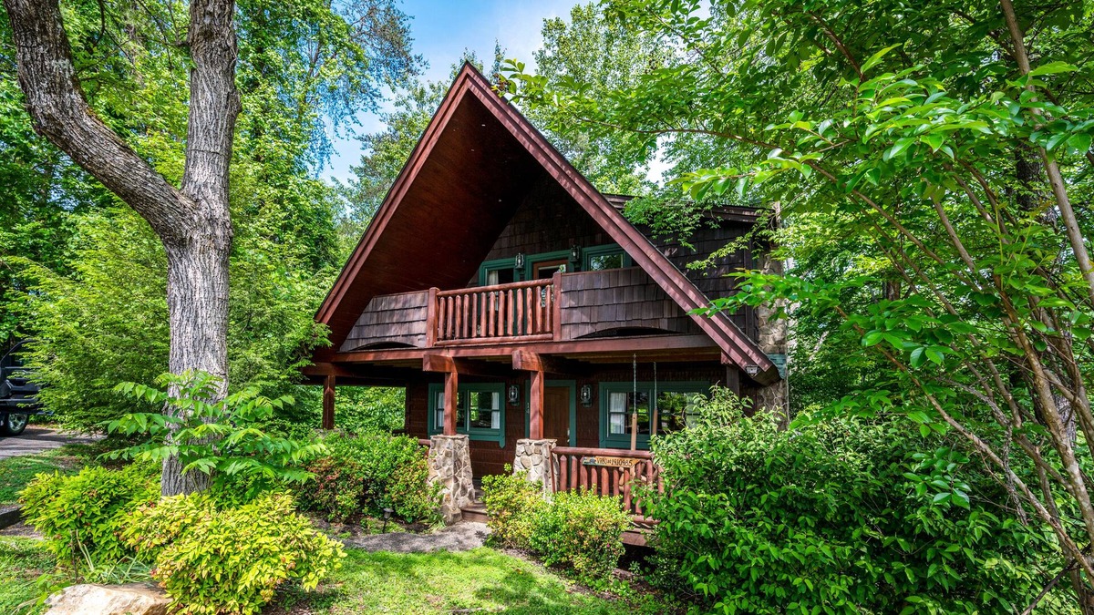 Cozy Luxury Cabin: Couple's Retreat/Small Family Getaway. 3.5 miles Dollywood