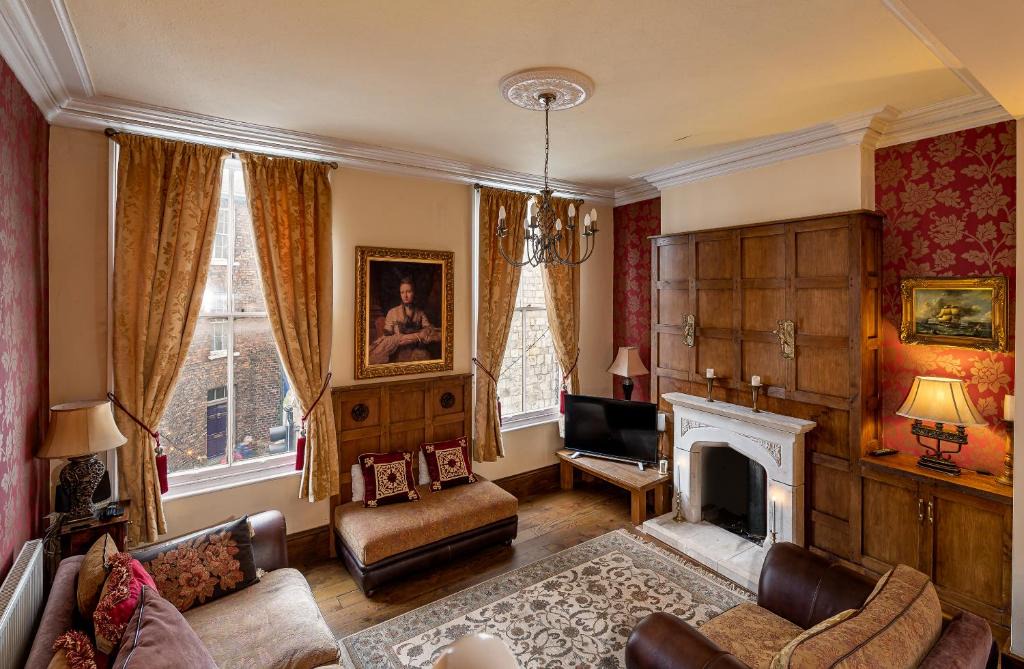 Crookback House